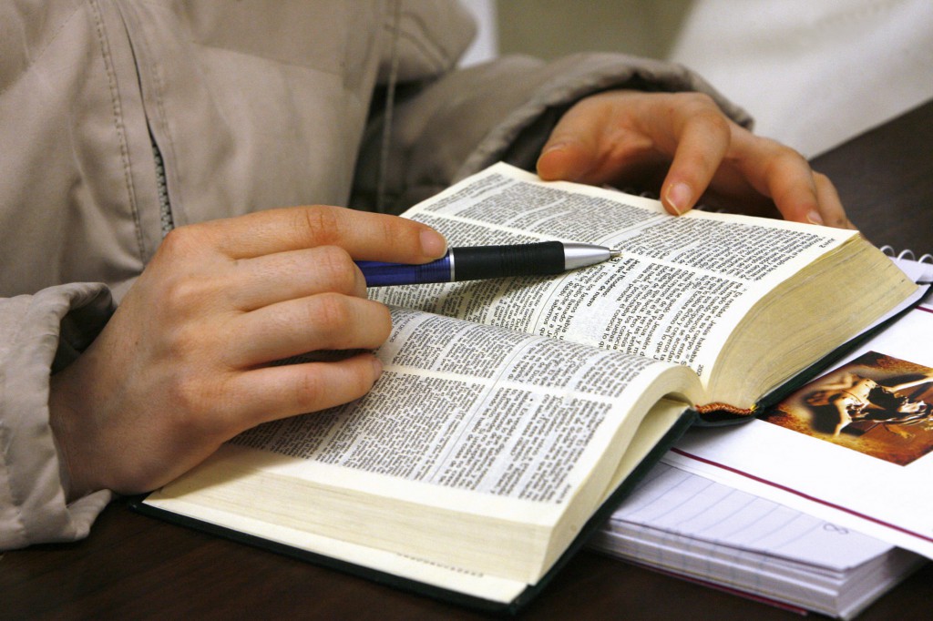 A young woman studies the Bible. PHOTO: CNS/Karen Callaway, Catolico