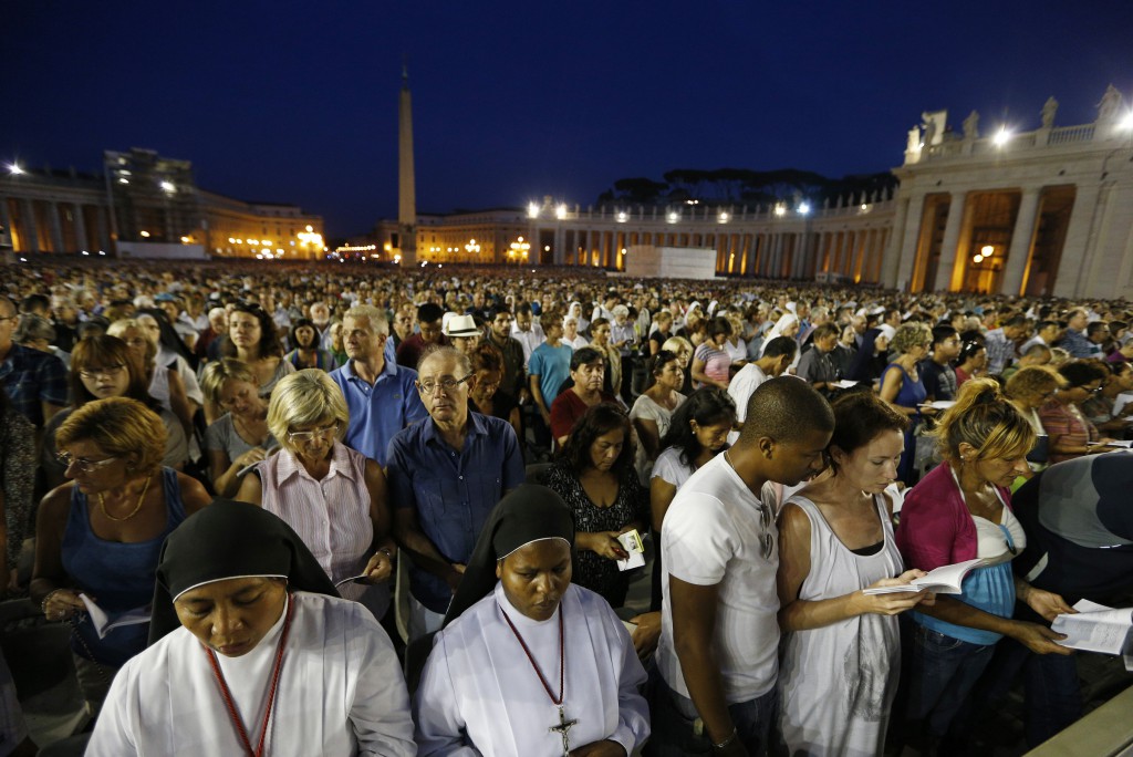 A crowd fills St. Peter's Square at the Vatican as Pope Francis leads a vigil on Sept 7 to pray for peace in Syria. PHOTO: CNS/Paul Haring