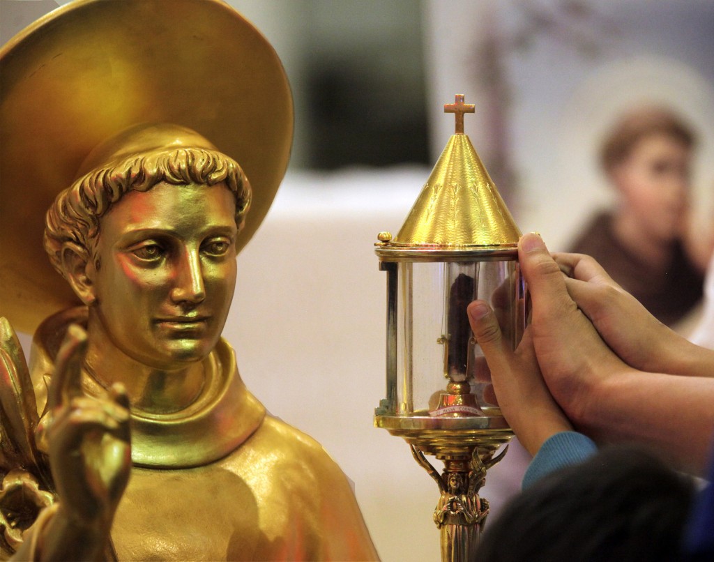 Worshippers venerate the relics of St. Anthony of Padua at St. John Bosco Parish in Chicago June 16. Two relics of the saint (a rib and piece of facial skin) were on a a nine-day tour of Illinois and Wisconsin, including eight different locations in Chicago. PHOTO: CNS, Karen Callaway/Catholic New World