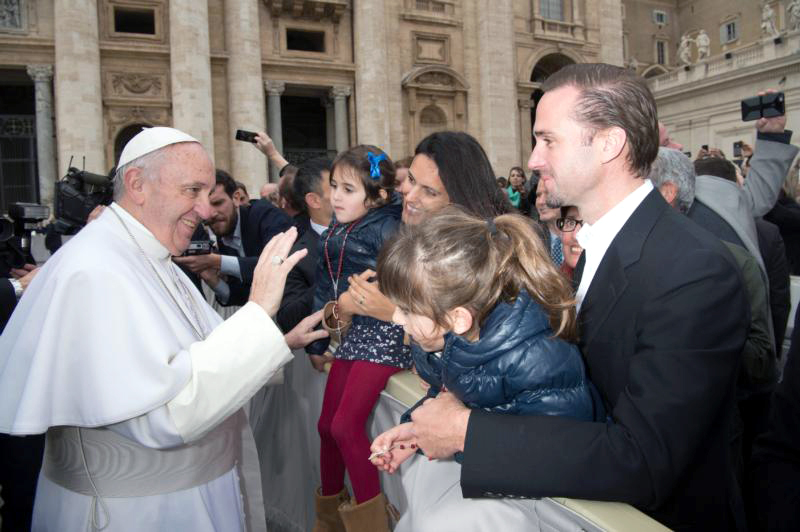 Pope Francis greets British actor Joseph Fiennes, his wife Maria Dolores Dieguez, and their two daughters at the general audience in St Peter's Square at the Vatican Feb. 3. Photo: CNS