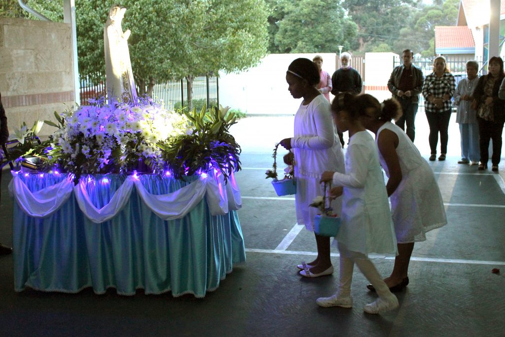 Cloverdale Parish children paying homage to Our Lady of Fatima on Saturday, 13 May. Photo Supplied.