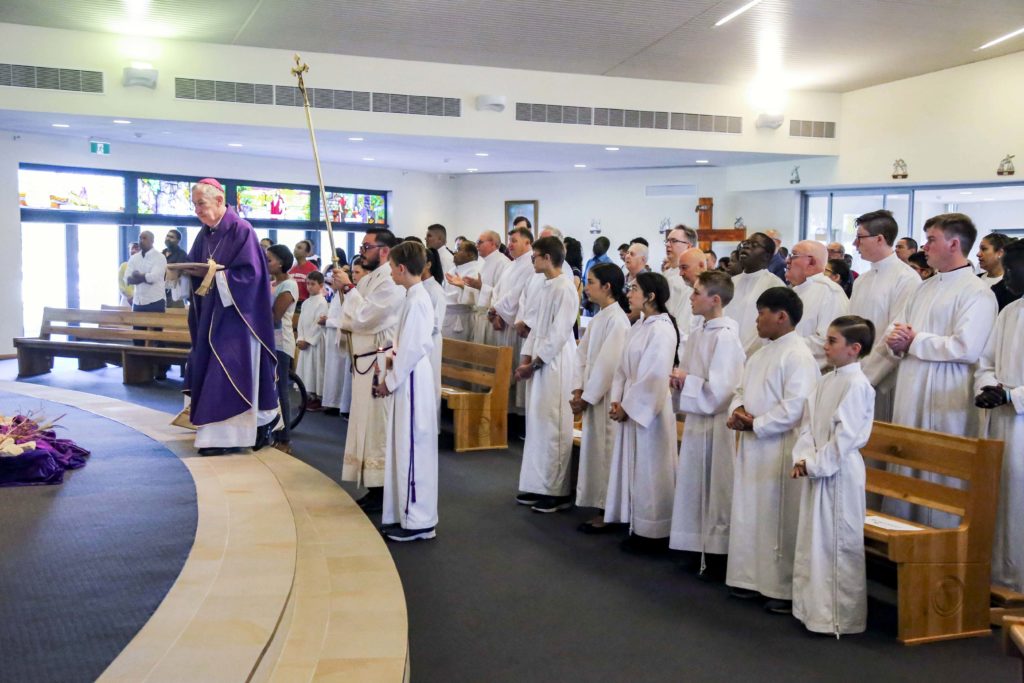 The international organisation of altar servers has last weekend Sunday 17 March welcomed 186 new servers and seven new acolytes at St Helena of the Holy Cross, Ellenbrook Parish, continuing a history of service to the sacraments that goes back to the beginning of last century. Photo: Eric Martin.