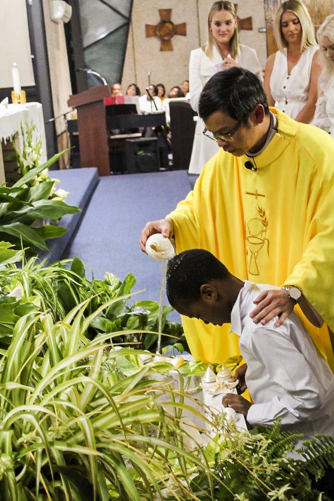 A RCIC candidate is welcomed into the Catholic faith at Cloverdale Parish as he is baptised on 20 April. Photo: Sunil Rodrigues.